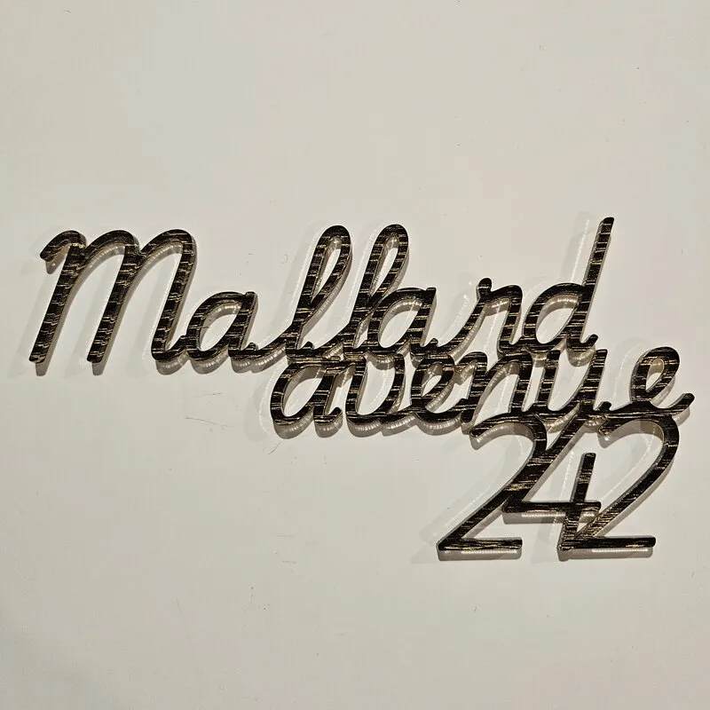 Multi-line text example on dark wood